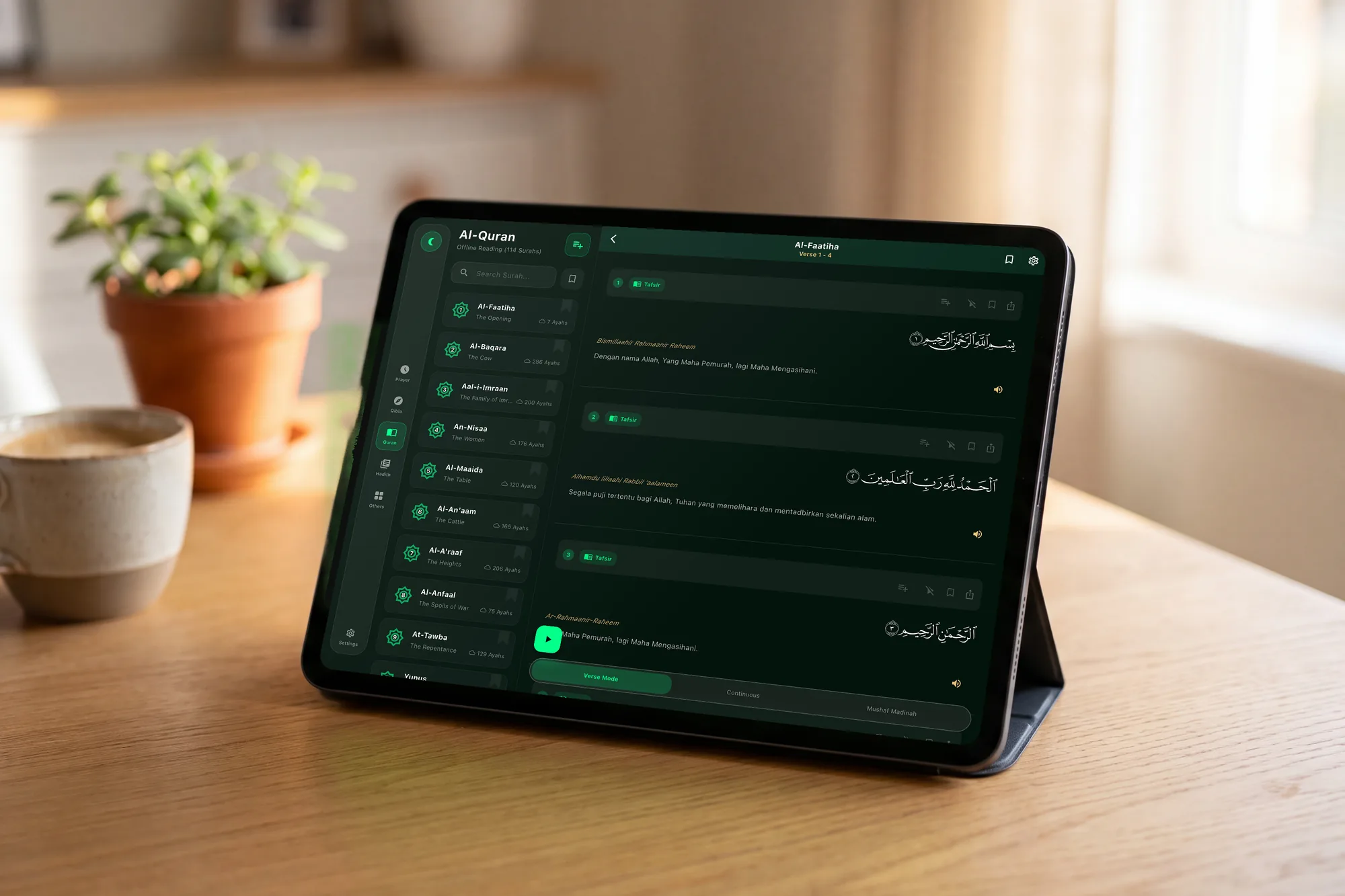 iPad Pro menunjukkan Al-Quran dua panel